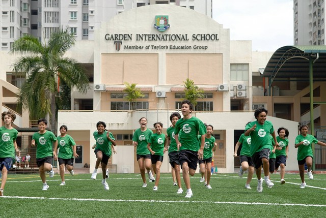 Ученики Garden International School на спортивном поле