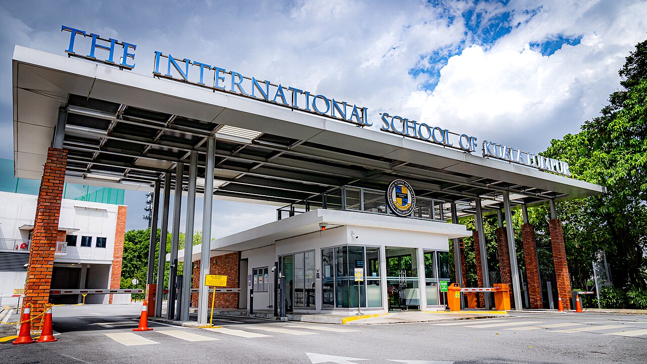 Вход в кампус International School of Kuala Lumpur